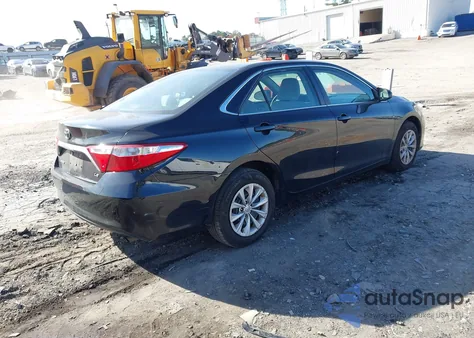 2016 Toyota Camry Le z USA, uszkodzony, nr VIN 4T4BF1FK4GR556676